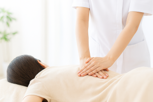 背中の緊張をゆるめるためのソフトな施術の様子